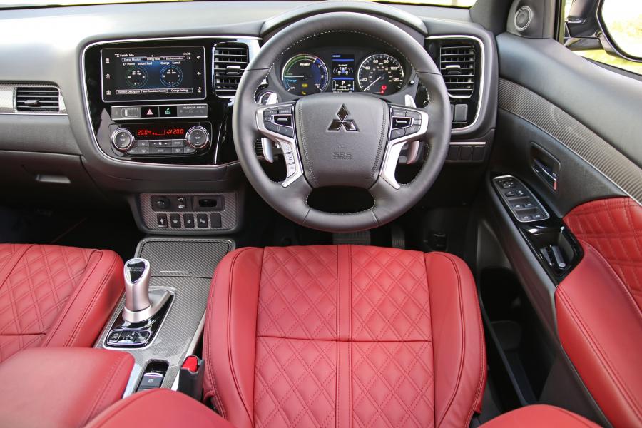 Торпедо Mitsubishi Outlander PHEV 2018 года  (UK) (фото 4 из 25)